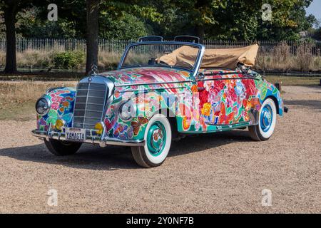 1952 Mercedes-Benz 220A Cabriolet gemalt von Hiro Yanagata auf dem Concours of Elegance Hampton Court Palace London UK 2024 Stockfoto