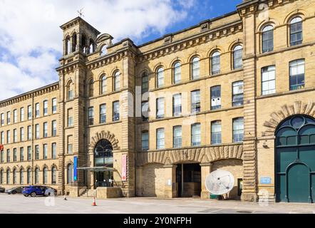 Saltaire Bradford - Eintritt in Salts Mill Saltaire Village of Saltaire Bradford West Yorkshire England Großbritannien GB Europa Stockfoto