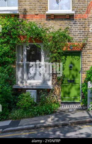 Winzige Vorgärten mit hübschen Cottages an der Haynes Lane in Crystal Palace, South London. Haynes Lane Flohmarkt gegenüber. Stockfoto