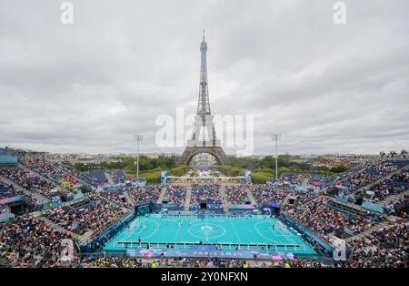 Paris, Frankreich. September 2024. Paralympics, Paris 2024, Blindfußball, Eiffelturmstadion, Argentinien - Japan 1:0, Blick auf das Stadion mit dem Eiffelturm. Quelle: Julian Stratenschulte/dpa/Alamy Live News Stockfoto