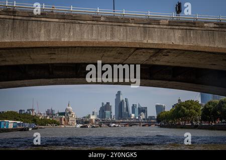 Schrulliger Blick auf die St. Paul's Cathedral und die City of London von der Waterloo Bridge aus Stockfoto