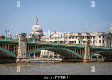 Blick auf Southwark Bridge und St. Paul's Dome vom Fluss aus Stockfoto