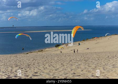 Düne von Pilat, Frankreich - 14. August 2024: Paragliding in der Großen Düne von Pilat, Arcachon Basin, Nouvelle Aquitaine, Frankreich. Stockfoto