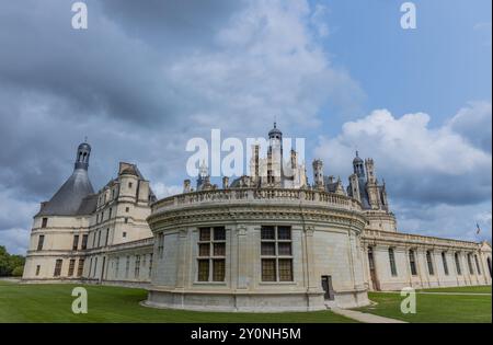 Chambord, Frankreich - 18. August 2024: Blick auf die königliche Burg von Chambord, Frankreich. Diese Burg befindet sich im Loire-Tal und wurde im 16. jahrhundert erbaut Stockfoto