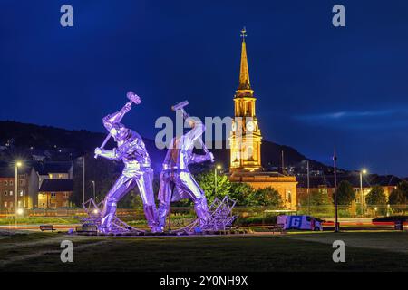 Die Statue der Shipbuilders of Port Glasgow zollt denjenigen Tribut, die in Inverclyde Shipyards gearbeitet haben und die Gegend für ihren Schiffbau weltberühmt gemacht haben. Stockfoto