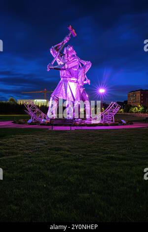 Die Statue der Shipbuilders of Port Glasgow zollt denjenigen Tribut, die in Inverclyde Shipyards gearbeitet haben und die Gegend für ihren Schiffbau weltberühmt gemacht haben. Stockfoto