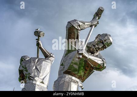 Die Statue der Shipbuilders of Port Glasgow zollt denjenigen Tribut, die in Inverclyde Shipyards gearbeitet haben und die Gegend für ihren Schiffbau weltberühmt gemacht haben. Stockfoto