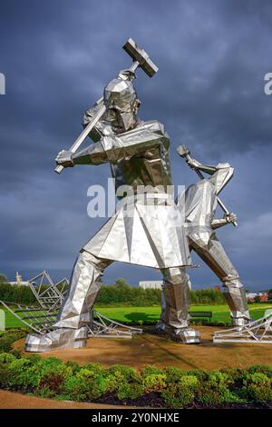 Die Statue der Shipbuilders of Port Glasgow zollt denjenigen Tribut, die in Inverclyde Shipyards gearbeitet haben und die Gegend für ihren Schiffbau weltberühmt gemacht haben. Stockfoto