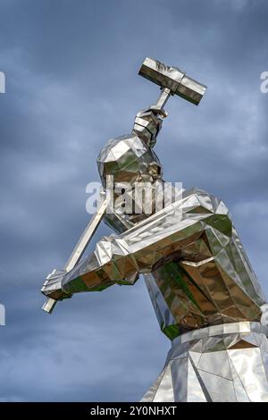 Die Statue der Shipbuilders of Port Glasgow zollt denjenigen Tribut, die in Inverclyde Shipyards gearbeitet haben und die Gegend für ihren Schiffbau weltberühmt gemacht haben. Stockfoto