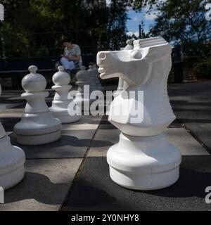 Übergroße Schachfiguren auf einem Freiluftschachbrett Franklin Square in der City of Hobart, der Hauptstadt von Australiens Inselstaat Tasmanien Stockfoto