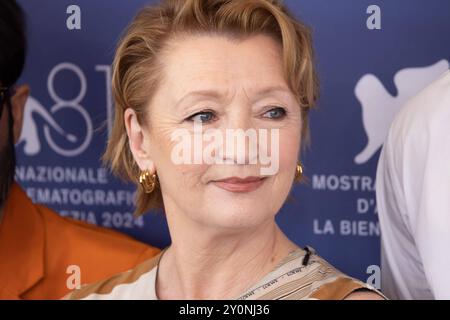 News - Queer - Photocall - das 81. Internationale Filmfestival von Venedig Lesley Manville nimmt am 81. Internationalen Filmfestival von Venedig am 3. September 2024 in Venedig Teil. Foto: Cinzia Camela. Lido di Venezia Palazzo del Casinò Italien Copyright: XCinziaxCamelax/xLiveMediax LPN 1502683 Stockfoto