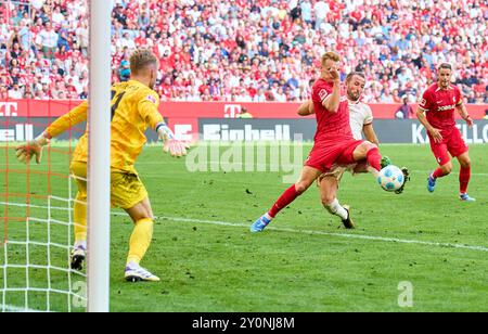 Harry Kane, FCB 9 Chance aufs Tor, Florian Mueller, Müller, Torhüter FRG 21 im Spiel FC BAYERN MÜNCHEN - SC FREIBURG 2-0 am 1. September 2024 in München. Saison 2024/2025, 1.Bundesliga, FCB, München, Spieltag 2, 2.Spieltag Fotograf: ddp Images/STAR-Images - DFL-VORSCHRIFTEN VERBIETEN JEDE VERWENDUNG VON FOTOS als BILDSEQUENZEN und/oder QUASI-VIDEO - Credit: ddp Media GmbH/Alamy Live News Stockfoto