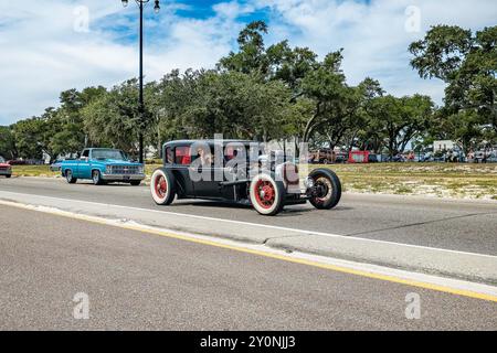 Gulfport, MS - 07. Oktober 2023: Weitwinkelansicht eines Ford Model A Fordor Rat Rod aus dem Jahr 1929 auf einer lokalen Autoshow. Stockfoto