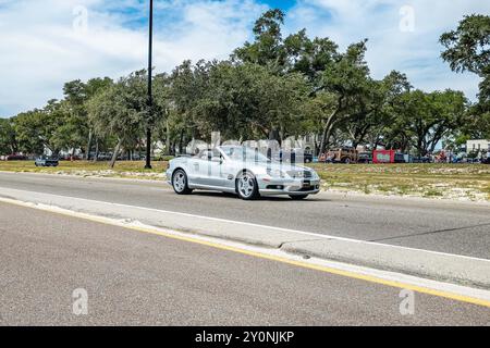 Gulfport, MS - 07. Oktober 2023: Weitwinkel-Eckansicht eines Mercedes-Benz SL55 AMG Cabriolets aus dem Jahr 2004 auf einer lokalen Automobilausstellung. Stockfoto