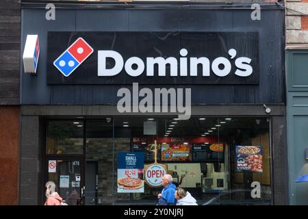 Toronto, ON, Kanada – 1. August 2024: Domino's Pizza Storefront mit blauem Franchise-Schild. Stockfoto