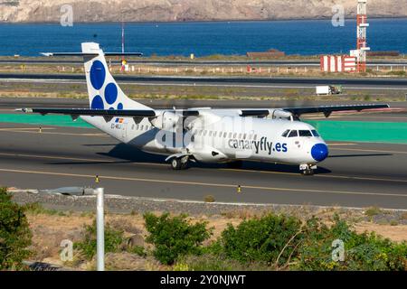 Canaryfly Airline ATR 72 Turboprop-Flugzeug, das am Flughafen Gran Canaria abhebt. Stockfoto