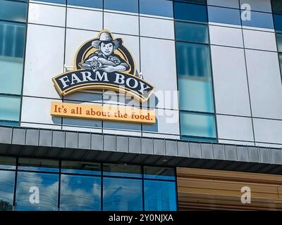 Toronto, Kanada – 30. Juli 2024: Sehen Sie sich das „Farm Boy“-Einzelhandelslogo an der Fassade des Gebäudes an. Stockfoto