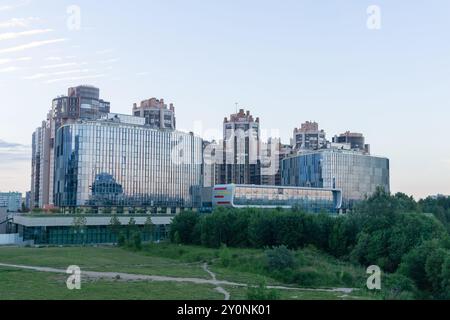 Sankt Petersburg, Russland - 11. Juni 2024: Stadtbild mit Wohnhäusern Stockfoto