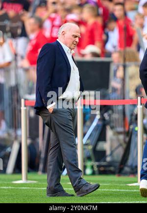 Uli HOENESS (ehemaliger FCB-Präsident), Ehrenpraesident, im Spiel FC BAYERN MÜNCHEN - SC FREIBURG 2-0 am 1. September 2024 in München. Saison 2024/2025, 1.Bundesliga, FCB, München, Spieltag 2, 2.Spieltag-Fotograf: ddp-Bilder / STAR-Bilder - DFL-VORSCHRIFTEN VERBIETEN JEDE VERWENDUNG VON FOTOGRAFIEN als BILDSEQUENZEN und/oder QUASI-VIDEO - Stockfoto