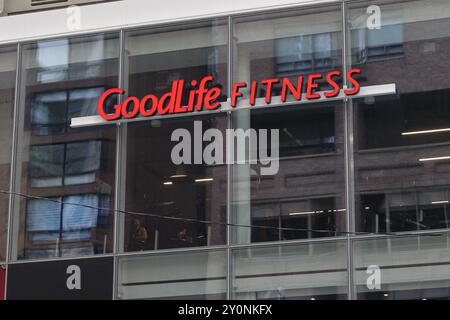Toronto, ON, Kanada – 2. August 2024: Sehen Sie sich das Goodlife Fitness Company-Schild an. Stockfoto