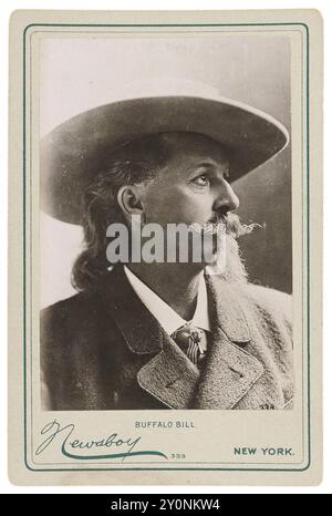 Kabinettfoto - Buffalo Bill alias William Cody - Newsboy, New York (Fotograf) Anfang der 1900er Jahre Stockfoto