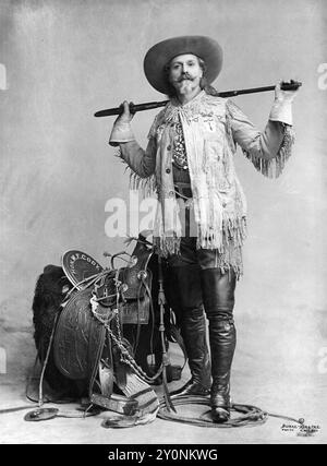 Porträt des berühmten westlichen Profils - Buffalo Bill Cody mit einem Gewehr über beiden Schultern - alias William Frederick Cody, um 1892. Foto von Burke Stockfoto