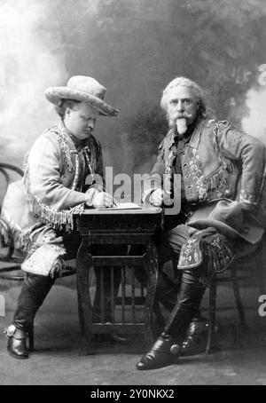 William F. 'Buffalo Bill' Cody und Gordon W. 'Pawnee Bill' Lillie unterzeichnen einen Vertrag, um 1908 Stockfoto