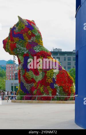 12 Meter hohe Welpenskulptur bedeckt mit Blumen von Jeff Koons vor dem Guggenheim Kunstmuseum Bilbao Baskenland Euskadi Spanien Stockfoto