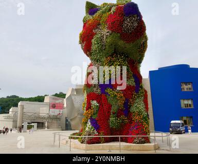 12 Meter hohe Welpenskulptur bedeckt mit Blumen von Jeff Koons vor dem Guggenheim Kunstmuseum Bilbao Baskenland Euskadi Spanien Stockfoto