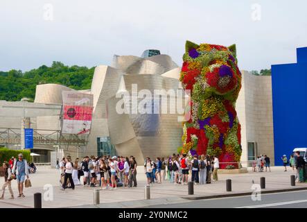 12 Meter hohe Welpenskulptur bedeckt mit Blumen von Jeff Koons vor dem Guggenheim Kunstmuseum Bilbao Baskenland Euskadi Spanien Stockfoto