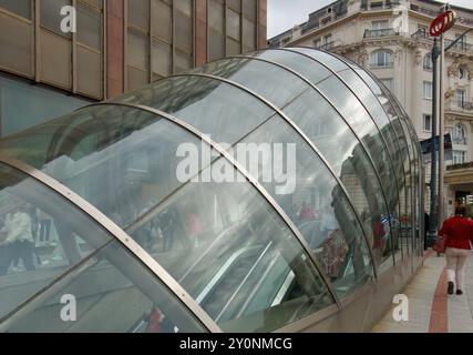 Vom Architekten Norman Foster entworfener, glasüberdachter Eingang zur U-Bahn-Station Bilbao Moyua Plaza Bilbao Baskenland Euskadi Spanien Stockfoto