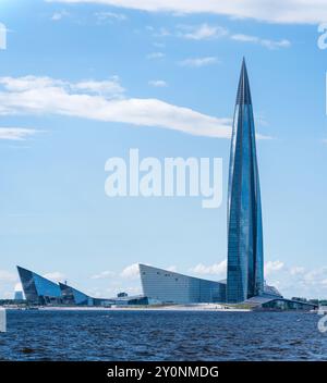 Sankt Petersburg, Russland - 12. Juni 2024: Blick auf den Wolkenkratzer Lakhta Centre am Ufer der Neva-Bucht Stockfoto