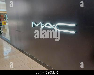 Toronto, ON, Kanada - 1. August 2024: Sehen Sie sich das MAC-Firmenlogo im Einkaufszentrum an. Stockfoto