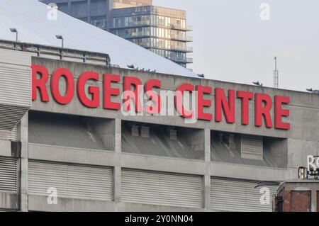 Toronto, ON, Kanada – 3. August 2024: Das Rogers Centre ist ein Mehrzweckstadion mit einziehbarem Dach in der kanadischen Innenstadt von Toronto. Stockfoto