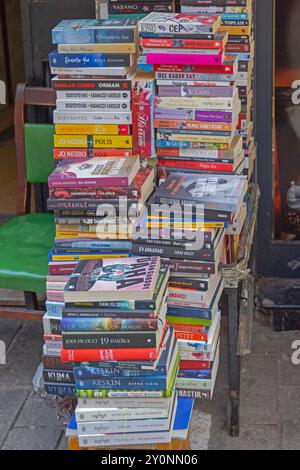 Istanbul, Türkei - 19. Oktober 2023: Großer Stapel gebrauchter Bücher zur türkischen Sprache zum Verkauf auf der Straße in der Altstadt. Stockfoto