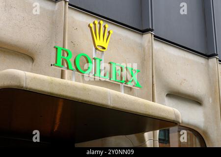 Toronto, ON, Kanada – 20. April 2024: Sehen Sie das Rolex Store-Schild in Toronto. Stockfoto