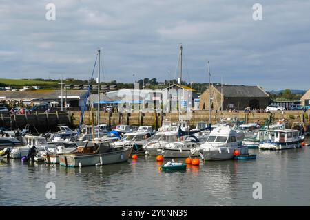 Boote im Hafen im Badeort West Bay in Dorset an einem Nachmittag mit heißer Herbstsonne. Stockfoto