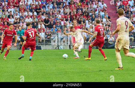 Thomas MÜLLER, MÜLLER, FCB 25 Punkte, schießt Tor, Tor, Treffer, Torschuss, 2-0 im Spiel FC BAYERN MÜNCHEN - SC FREIBURG 2-0 am 1. September 2024 in München. Saison 2024/2025, 1.Bundesliga, FCB, München, Spieltag 2, 2.Spieltag Fotograf: ddp Images/STAR-Images - DFL-VORSCHRIFTEN VERBIETEN JEDE VERWENDUNG VON FOTOS als BILDSEQUENZEN und/oder QUASI-VIDEO - Credit: ddp Media GmbH/Alamy Live News Stockfoto