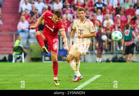 Maximilian Eggestein, BRD 8, wetteifern um den Ball, Tackling, Duell, Header, zweikampf, Action, Kampf gegen Thomas MUELLER, Mueller, FCB 25 im Spiel FC BAYERN MÜNCHEN - SC FREIBURG 2-0 am 1. September 2024 in München. Saison 2024/2025, 1.Bundesliga, FCB, München, Spieltag 2, 2.Spieltag Fotograf: ddp Images/STAR-Images - DFL-VORSCHRIFTEN VERBIETEN JEDE VERWENDUNG VON FOTOS als BILDSEQUENZEN und/oder QUASI-VIDEO - Credit: ddp Media GmbH/Alamy Live News Stockfoto