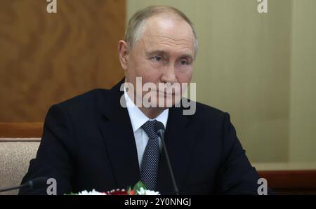 Ulaanbaatar, Mongolei. September 2024. Der russische Präsident Wladimir Putin hört während eines erweiterten bilateralen Treffens mit dem mongolischen Präsidenten Uchnaagiin Hurelsuk im Regierungspalast am 3. September 2024 in Ulaanbaatar, Mongolei, zu. Quelle: Vyacheslav Prokofyev/Kreml Pool/Alamy Live News Stockfoto