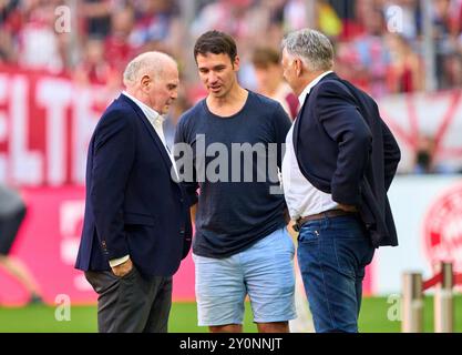 Uli HOENESS (ehemaliger FCB-Präsident), Ehrenpraesident, Felix Neureuther, Mediendirektor Stefan Mennerich, Pressechef FCB im Spiel FC BAYERN MÜNCHEN - SC FREIBURG 2-0 am 1. September 2024 in München. Saison 2024/2025, 1.Bundesliga, FCB, München, Spieltag 2, 2.Spieltag Fotograf: ddp Images/STAR-Images - DFL-VORSCHRIFTEN VERBIETEN JEDE VERWENDUNG VON FOTOS als BILDSEQUENZEN und/oder QUASI-VIDEO - Credit: ddp Media GmbH/Alamy Live News Stockfoto