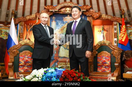 Ulaanbaatar, Mongolei. September 2024. Der russische Präsident Wladimir Putin, links, schüttelt dem mongolischen Präsidenten Uchnaagiin Hurelsukh, rechts, während eines bilateralen Einzeltreffens in einer traditionellen Jurte im Regierungspalast am 3. September 2024 in Ulaanbaatar, Mongolei, die Hand. Quelle: Vyacheslav Prokofyev/Kreml Pool/Alamy Live News Stockfoto