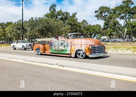 Gulfport, MS - 07. Oktober 2023: Weitwinkelansicht eines Pickup-Trucks des Typs Customized 1953 Chevrolet 3100 auf einer lokalen Autoshow. Stockfoto