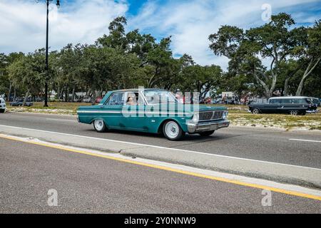 Gulfport, MS - 07. Oktober 2023: Weitwinkelansicht einer Ford Falcon Futura 4-türigen Limousine aus dem Jahr 1965 auf einer lokalen Autoshow. Stockfoto