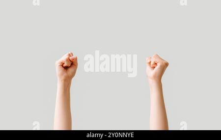 Protestfaust. Drehbewegung. Demonstration der Rebellion. Weibliches erhöhtes geballtes Handschlagsignal isoliert auf hellem neutralen Leerraum Hintergrund. Stockfoto
