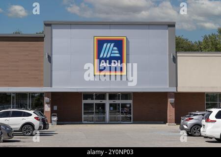 Indianapolis - 1. September 2024: Aldi Discount Supermarkt. Aldi verkauft eine Reihe von Lebensmitteln, darunter Produkte, Fleisch und Milchprodukte, zu Rabattpreisen Stockfoto