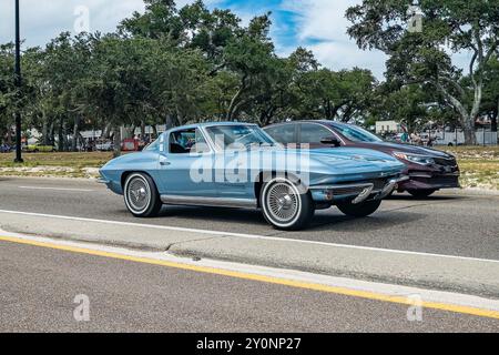 Gulfport, MS - 07. Oktober 2023: Weitwinkelansicht eines 1963 Chevrolet Corvette Stingray Coupés auf einer lokalen Autoshow. Stockfoto