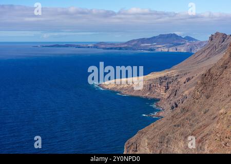 Blick auf den Atlantischen Ozean und die felsige Steilküste von der Aussichtsplattform - Mirador de Balcon. Gran Canaria. Kanarische Inseln. Spanien. Stockfoto