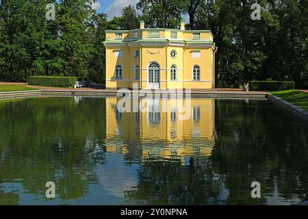 Pavillon des oberen Badehauses (1777-1779) der Architekten Wassily und Ilja Neyelov im Katharinenpark an sonnigen Tagen. Zarskoje Selo (Puschkin), St. Petersburg Stockfoto