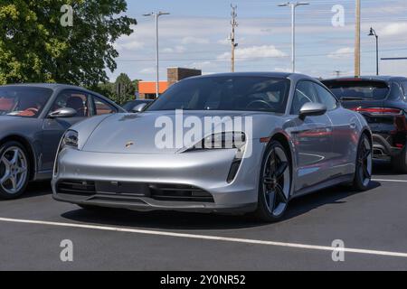 Indianapolis - 1. September 2024: Porsche Taycan EV-Display. Porsche bietet den Taycan mit einer Reichweite von 192 bis 201 Kilometern an. MEIN:2020 Stockfoto